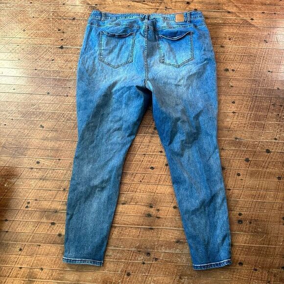 Eloquii distressed light wash stretchy size 24 plus size jeans - Picture 4 of 5